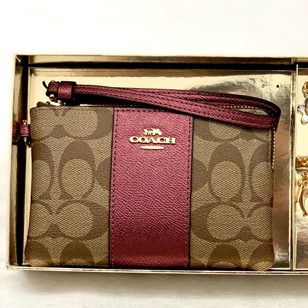 NWTπ Coach Boxed Corner Zip Wristlet w/ Charms - Picture 3 of 4